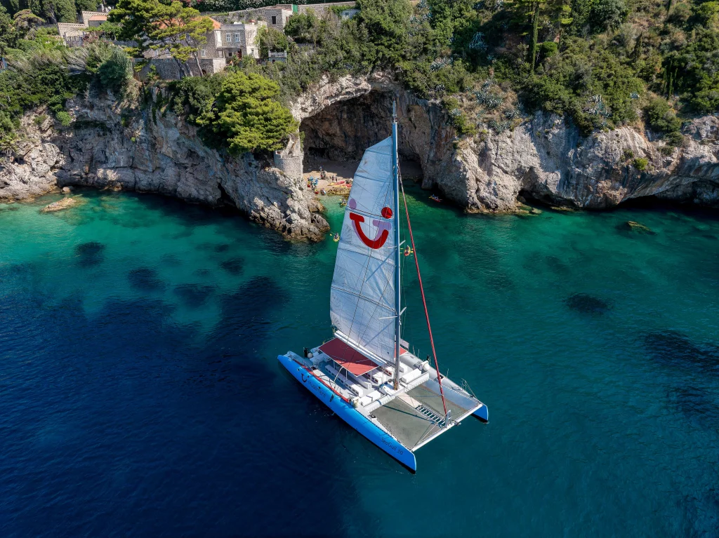 TUI catamaran tourisme durable Méditerranée 2026