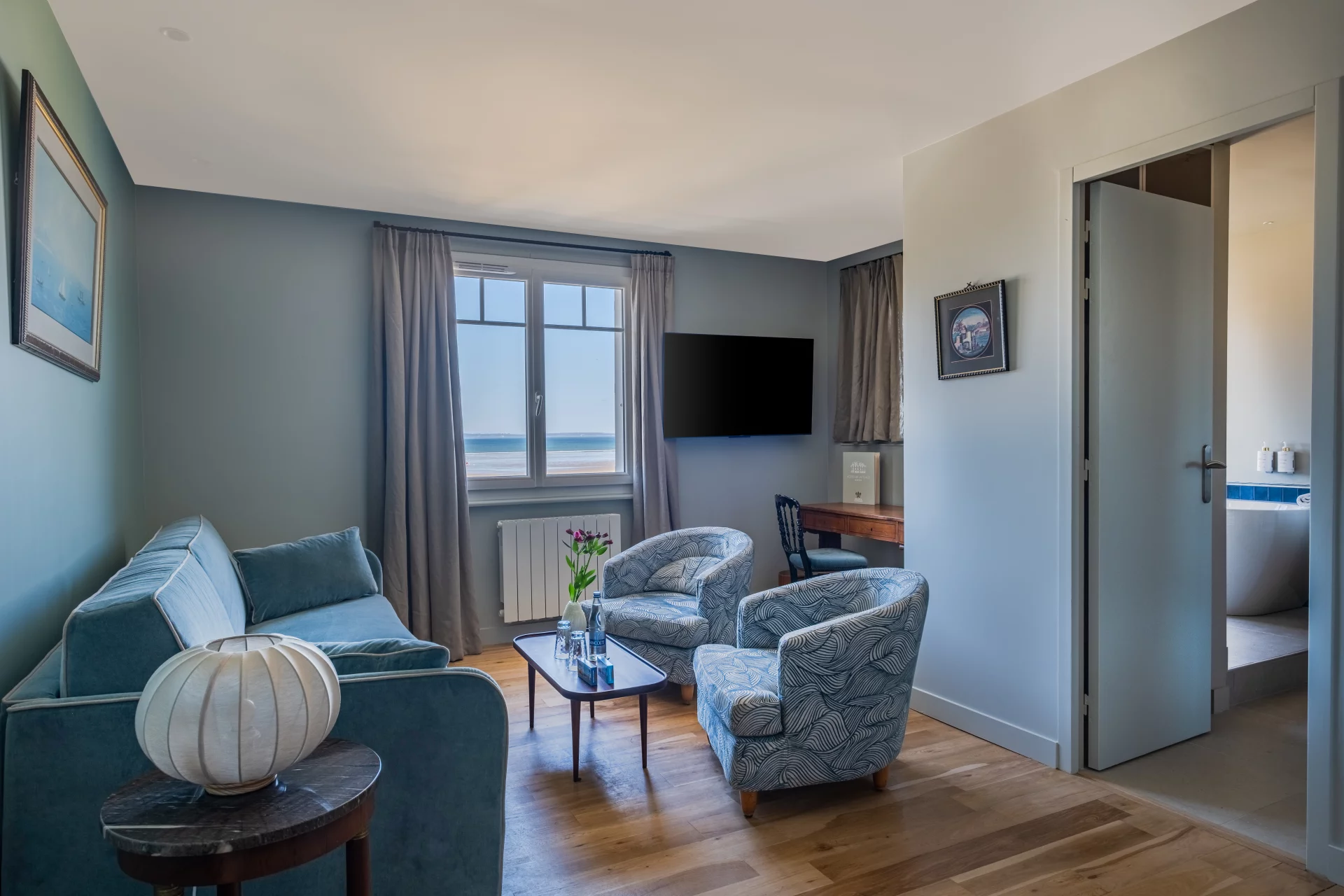 Bleus tendres, parquet et fauteuils à motif de vagues : les chambres regardent la baie de Douarnenez. © DK Consulting