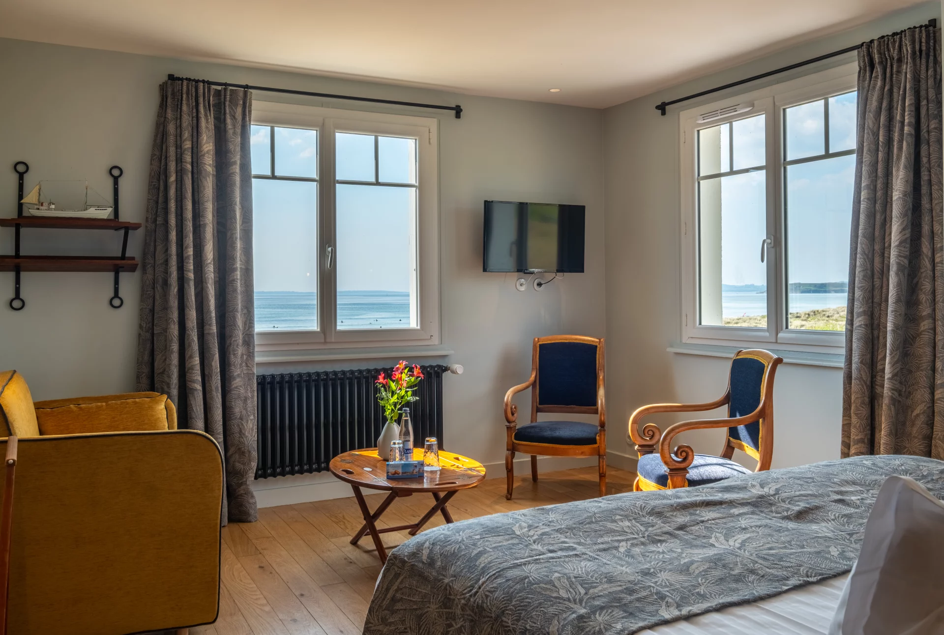 Deux fenêtres, deux cadrages sur la baie de Douarnenez : la mer s’invite jusque dans les chambres. © DK Consulting