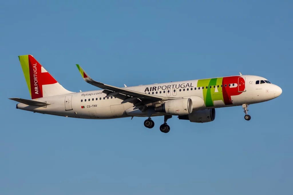 Un A320 de TAP Air Portugal. La compagnie compte aujourd’hui 101 appareils, Lufthansa promet d’en aligner 130 après l’ouverture du futur aéroport de Lisbonne. ©Paul Marais-Hayer