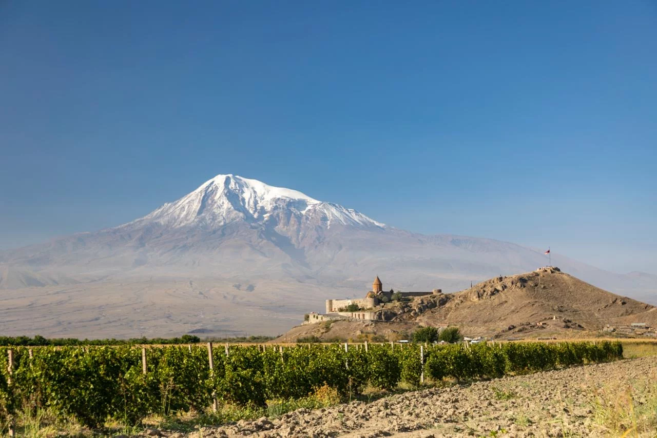 Le monastère de Khor Virap, entre vignobles et mont Ararat. © Paul Marais-Hayer