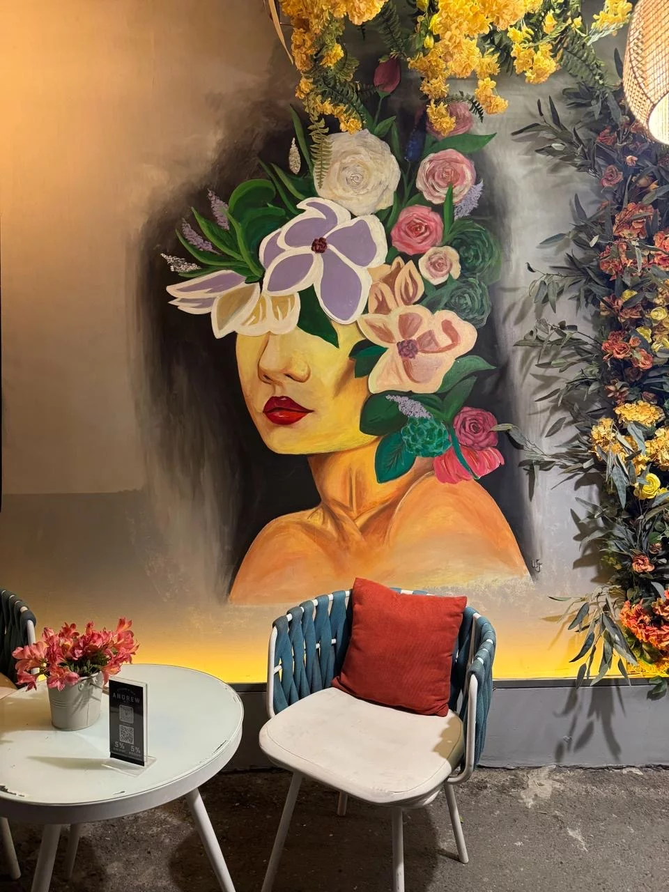 À Erevan, cafés et restaurants misent sur une déco florale et des fresques murales. © Paul Marais-Hayer