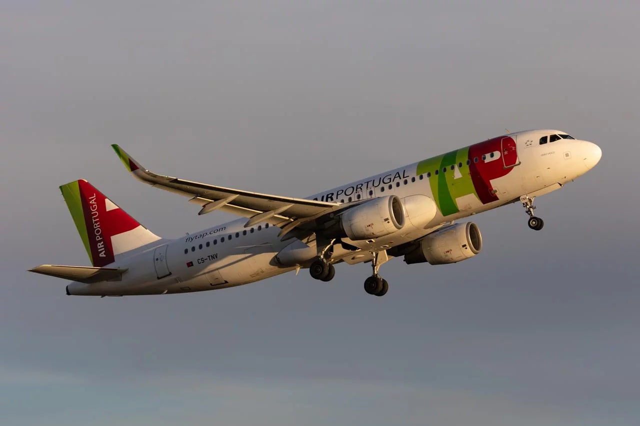 Un Airbus A320 de TAP Air Portugal (TP) au décollage. La compagnie portugaise s’apprête à faire entrer Lufthansa Group à son capital. © Paul Marais Hayer / Voyages Presse