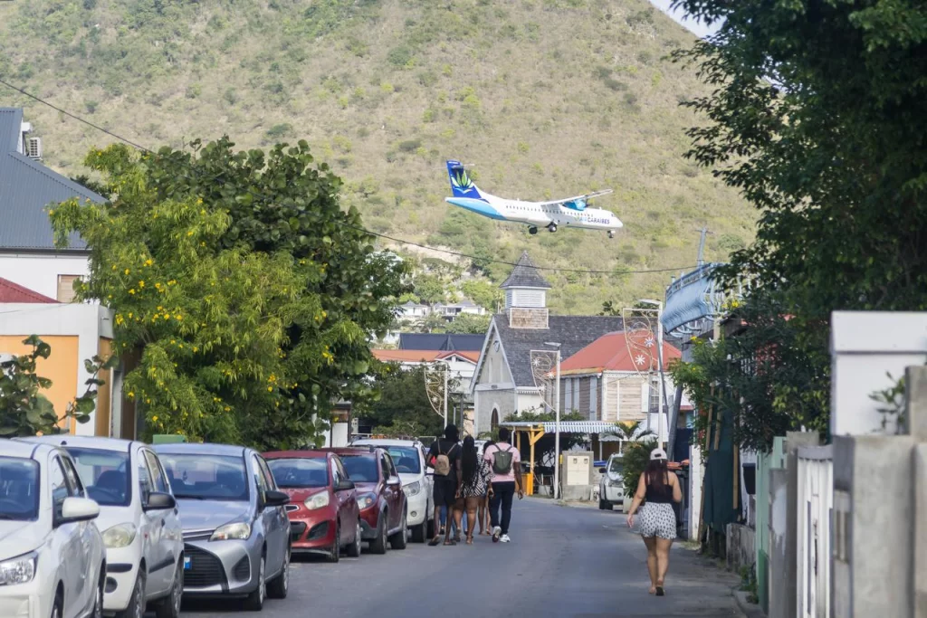 Un ATR 72-600 d’Air Caraïbes en approche finale de Grand Case, côté français de Saint-Martin. © Paul Marais-Hayer