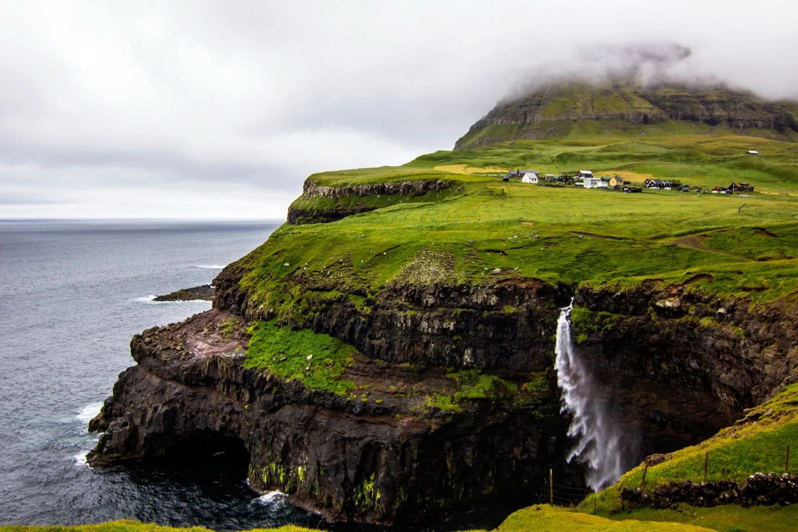 La cascade de Múlafossur se jette dans l’océan au pied du village de Gásadalur, sur l’île de Vágar. © OT îles Féroé