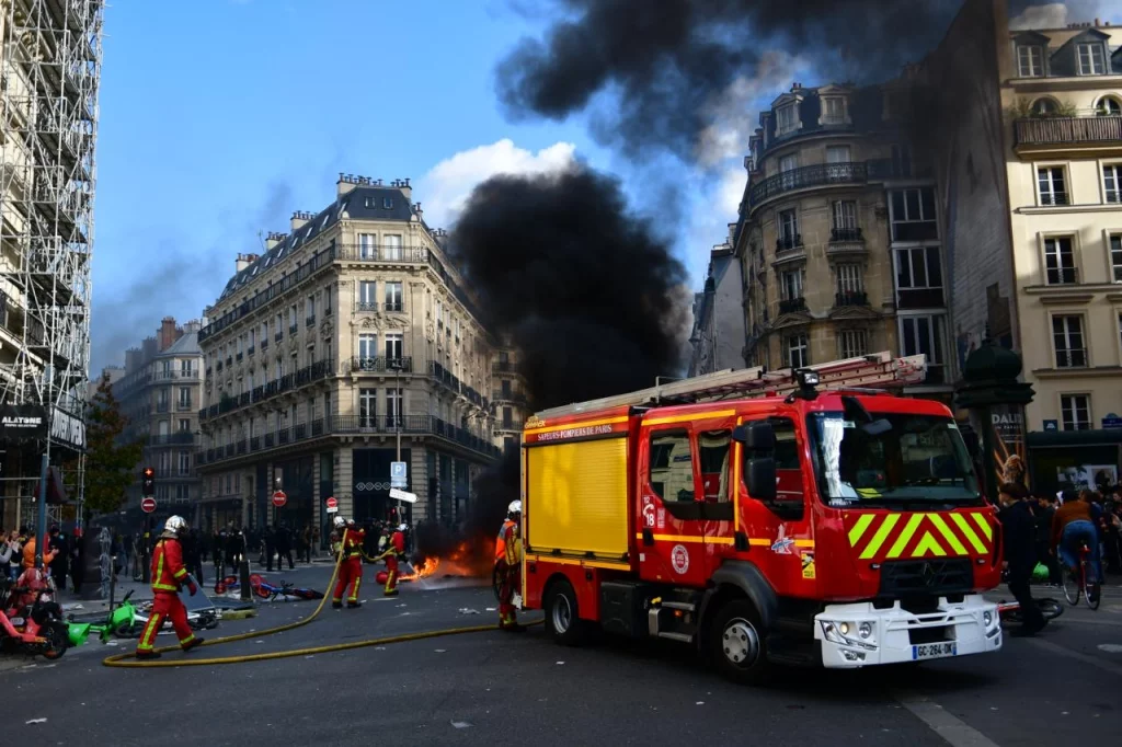 Les sapeurs-pompiers de Paris interviennent sur un incendie en pleine rue, lors des violences du 17 octobre. © Sybarts / Instagram